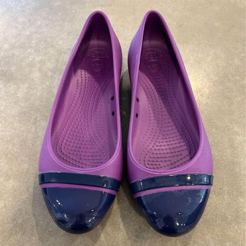 Crocs! New condition. Womans size 5. Adorable!! Office/casual.